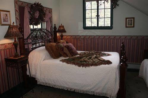 אוורגרין The Historic Brook Forest Inn מראה חיצוני תמונה